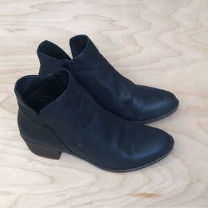 Lucky Brand Classic Black Leather Ankle Booties Side Zip Womens Size 7M.